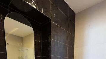 Ducha, secador de pelo y toallas