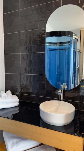 Een douche, een haardroger, handdoeken