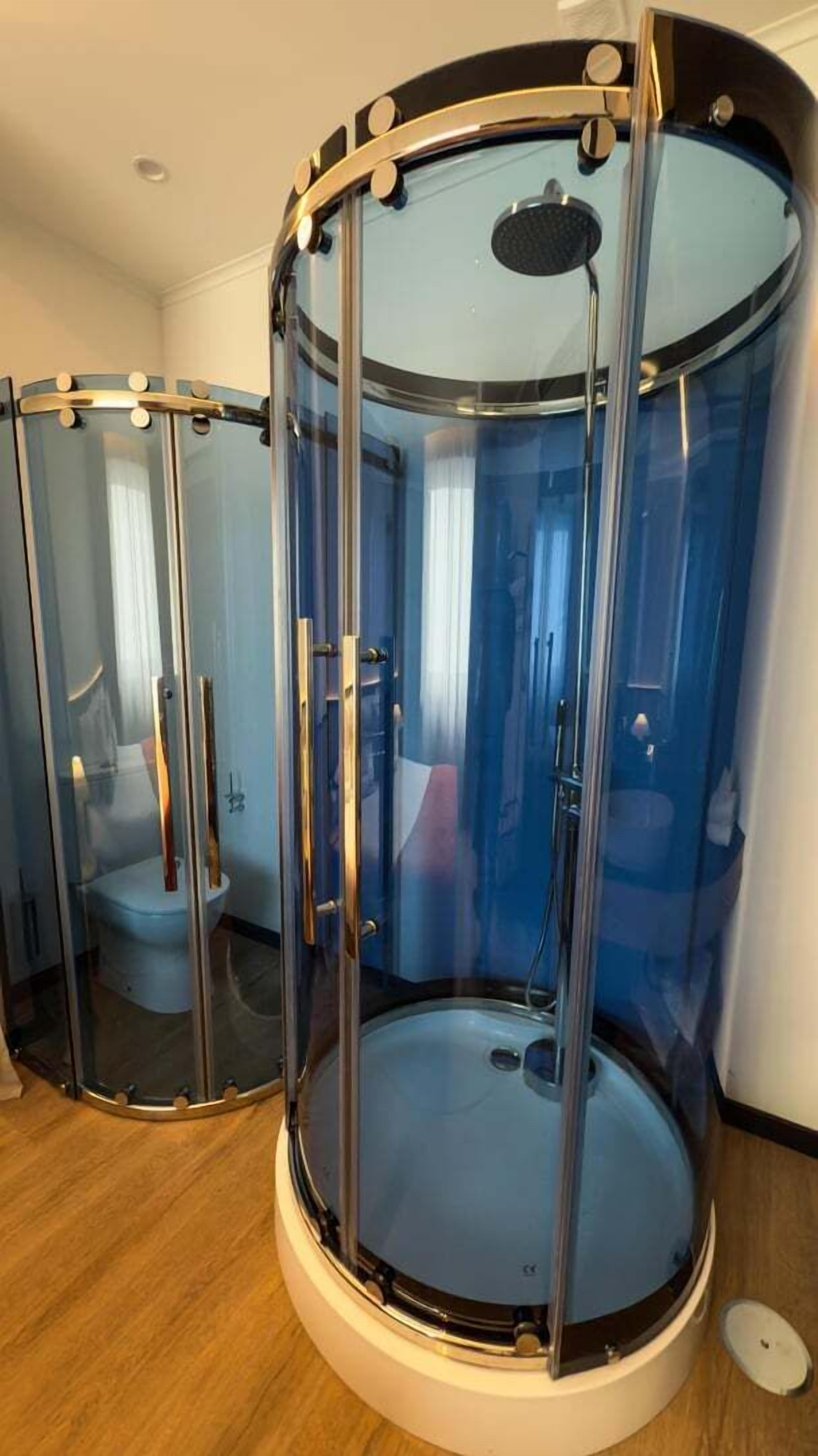 Douche, sèche-cheveux, serviettes fournies