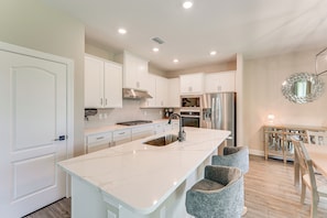 Kjøleskap, mikrobølgeovn, kokeplater og oppvaskmaskin