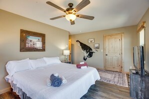 3 bedrooms, iron/ironing board, WiFi, bed sheets - 10 Mi to Slopes! Mtn-View Crested Butte Retreat (Crested Butte)