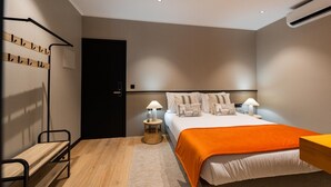 Ein modernes Schlafzimmer mit Bett, Nachttischen, Schreibtisch und Stuhl.