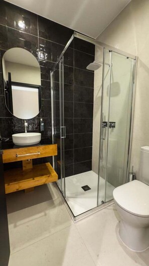 Dusj, hårføner og håndklær