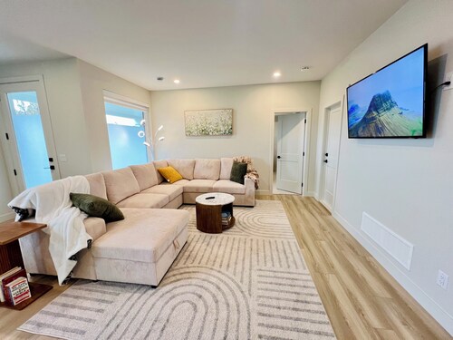 Silver Veil Suite•King Bed•Wifi•Self Checkin•New Built•Minutes from Golf Course