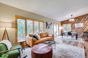 TV, fireplace, books - 'Riverbend Retreat' on 7 Acres w/ River Access! (Webster)