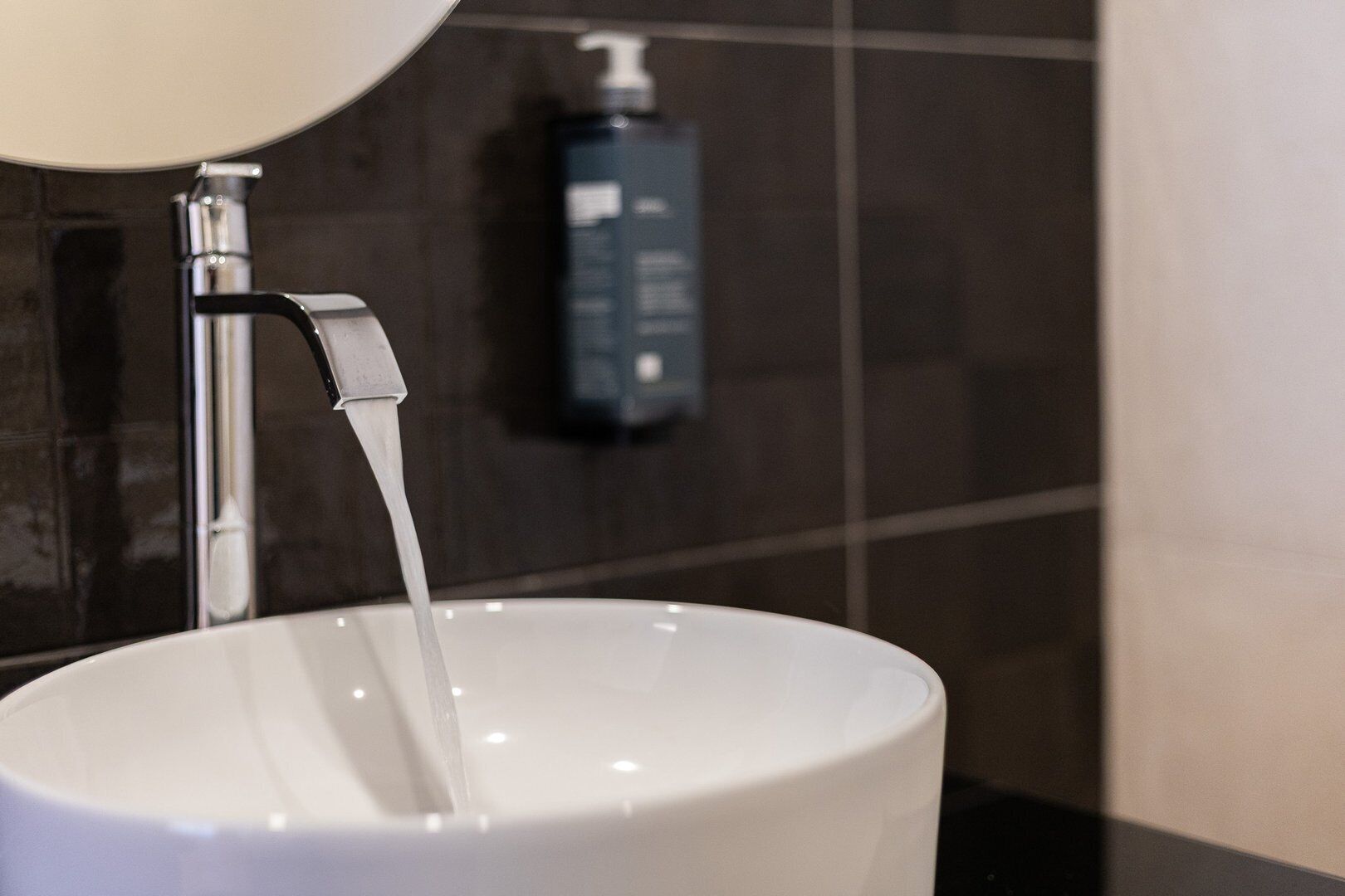 Een douche, een haardroger, handdoeken