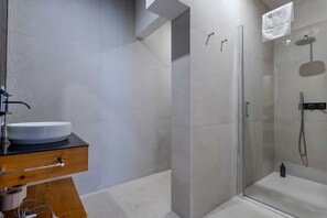 Dusche, Haartrockner, Handtücher