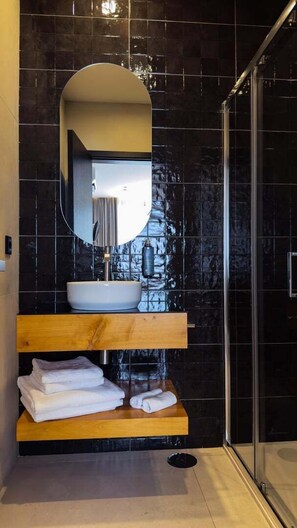 Dusche, Haartrockner, Handtücher