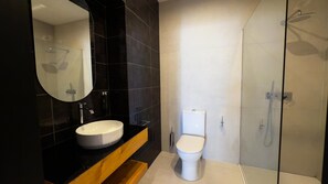 Dusche, Haartrockner, Handtücher