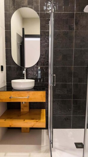 淋浴设施、吹风机、毛巾