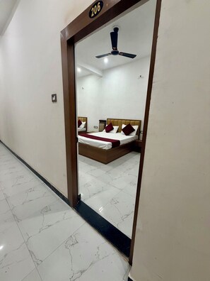 Interior entrance - Aakriti's Home Stay (Varanasi)