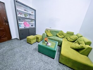 32-inch Smart TV with digital channels - Aakriti's Home Stay (Varanasi)