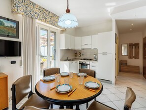 Fridge, oven, cookware/dishes/utensils