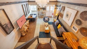 A cozy interior with a staircase, a dining area, and a living space. - GuestReady - Classic prestige in Costa da Caparica (Costa da Caparica)