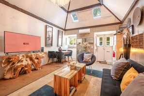 TV - GuestReady - Classic prestige in Costa da Caparica (Costa da Caparica)