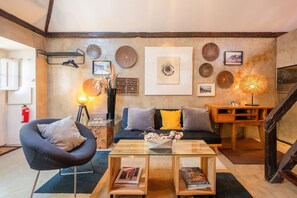TV - GuestReady - Classic prestige in Costa da Caparica (Costa da Caparica)