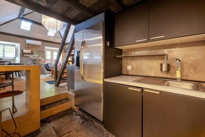 Fridge, microwave, coffee/tea maker, toaster - GuestReady - Classic prestige in Costa da Caparica (Costa da Caparica)