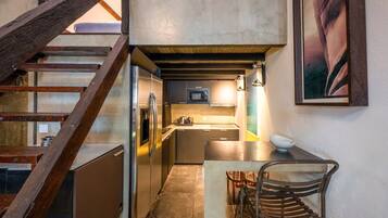 Kühlschrank, Mikrowelle, Wasserkocher mit Kaffee-/Teezubehör, Toaster