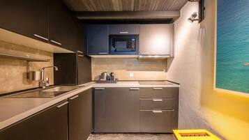 冷蔵庫、電子レンジ、コーヒー / ティーメーカー、トースター