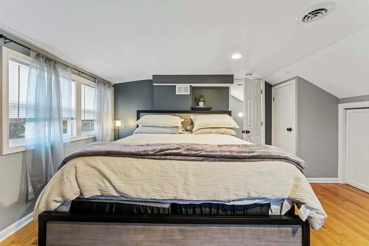 4 bedrooms, desk, iron/ironing board, travel crib