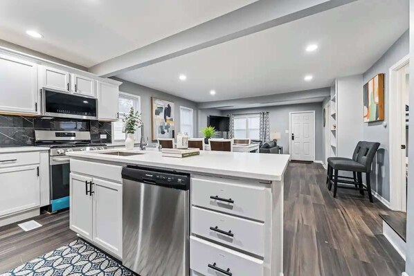 ثلاجة، ميكروويف، فرن، موقد طهي مسطح