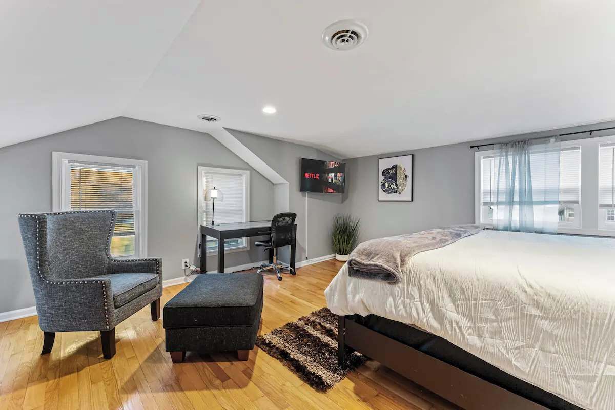 4 habitaciones, escritorio y tabla de planchar con plancha 