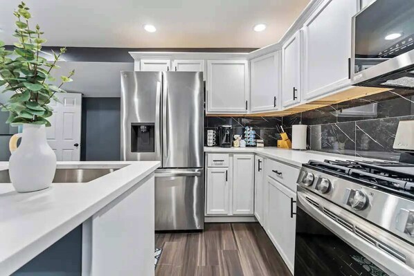 Een koelkast, een magnetron, een oven, een kookplaat