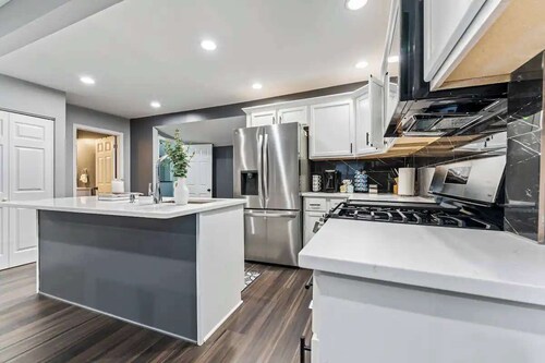 Newly remodeled Near Lake 4BR Hot Tub Navy Family home