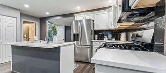 Newly remodeled Near Lake 4BR Hot Tub Navy Family home