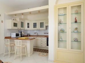 Panoramic Condo, Balcony, Sea View | Private kitchen