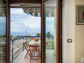 Apartamento panorámico, balcón, vistas al mar | Balcón