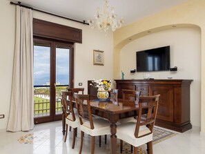 Condo có tầm nhìn toàn cảnh, ban công, quang cảnh biển | Phòng ăn
