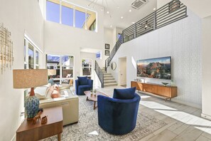 TV, bøker og stereoanlegg