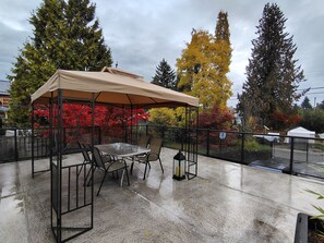 Outdoor dining - Spacious 3BR Main Floor Suite | Deck, Gazebo & Central Location (North Vancouver)