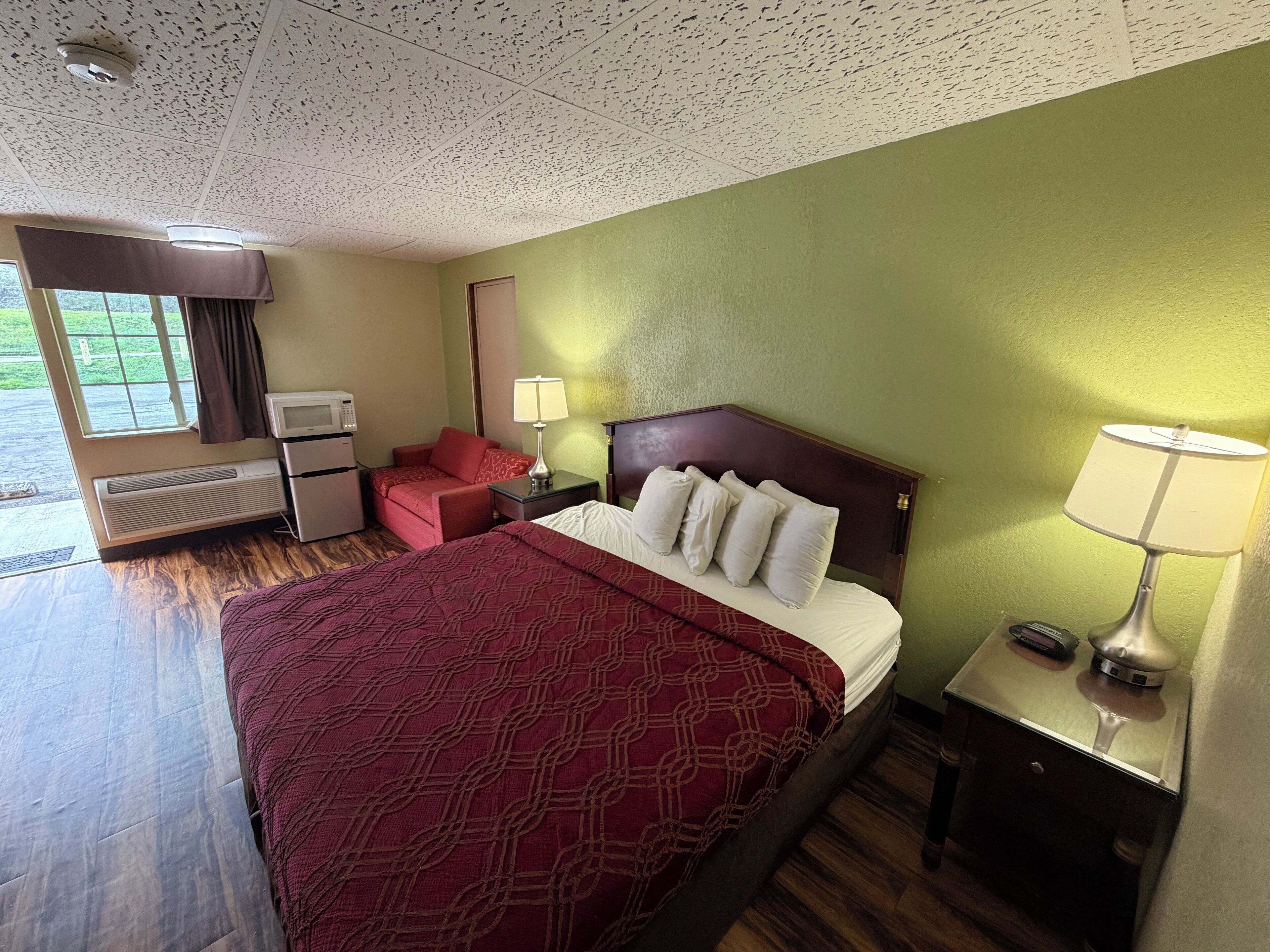 办公桌、笔记本电脑工作区、熨斗/熨衣板、免费 WiFi