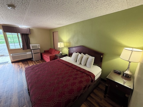 Desk, laptop workspace, iron/ironing board, free WiFi