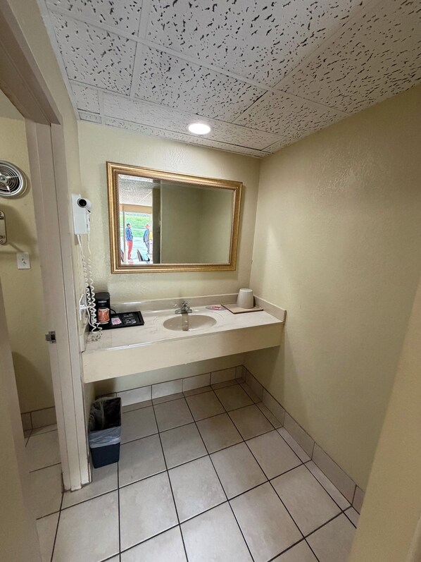 Classic Studio, Hill View | Bathroom | Bathtub, hair dryer, towels, soap - Kiteville Bradford (Bradford)