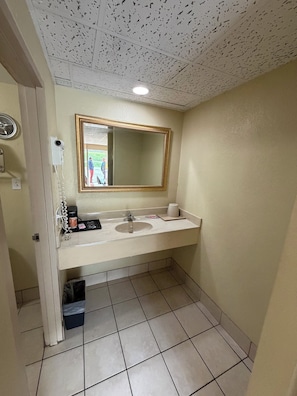 Badkar, hårtork, handdukar och tvål