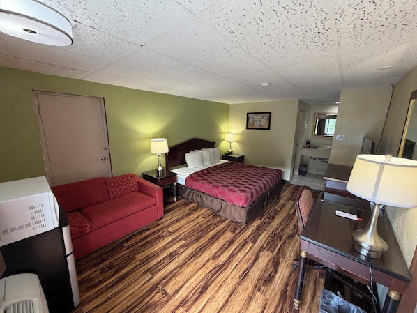 Desk, laptop workspace, iron/ironing board, free WiFi