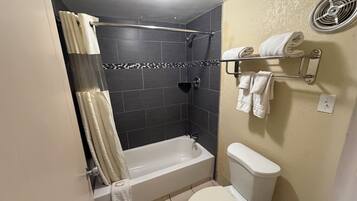 Badekar, hårtørrer, håndklæder, Sæbe