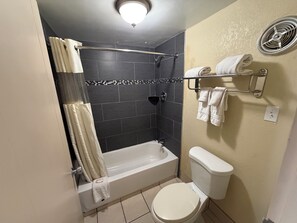 Baignoire, séchoir à cheveux, serviettes fournies, savon