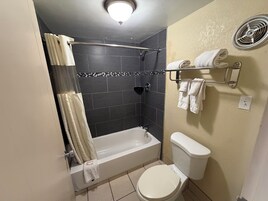 Estudio clásico, vistas a la colina | Baño | Bañera, secador de pelo, toallas y jabón