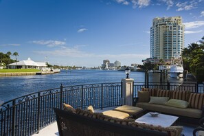 Property grounds - Spacious Designer 4BR Pool Home Near Beach | BBQ & Games (Fort Lauderdale)