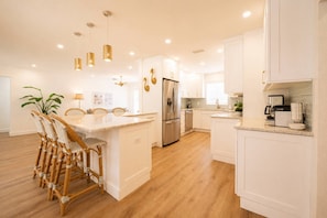 Coffee/tea maker, fridge, microwave, oven - Spacious Designer 4BR Pool Home Near Beach | BBQ & Games (Fort Lauderdale)