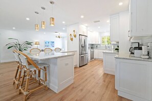 Private kitchen - Spacious Designer 4BR Pool Home Near Beach | BBQ & Games (Fort Lauderdale)