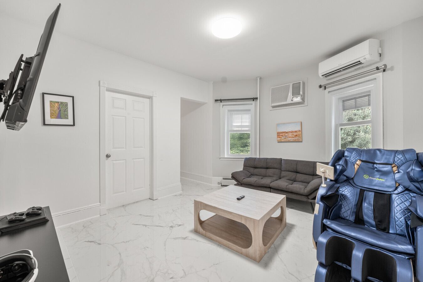 Televisio, videopelejä, kirjoja, työhuone