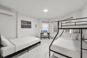 3 bedrooms, desk, iron/ironing board, travel crib - 4MIN walk to NYC Train | Massage Chair |Sleeps 12+ (Bayonne)