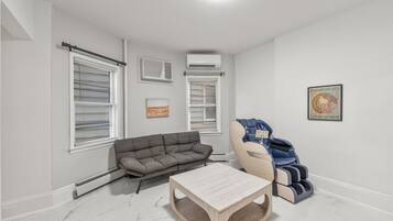 Télévision, jeux vidéo, livres, espaces bureaux