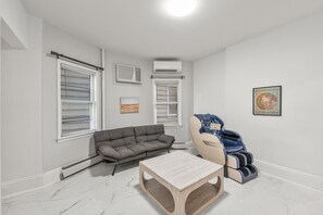 Fernseher, Videospiele, Bücher, Arbeitsbereiche