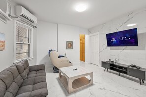 TV, video games, books, offices - 4MIN walk to NYC Train | Massage Chair |Sleeps 12+ (Bayonne)